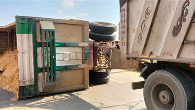 مصرع وإصابة 3 أشخاص في انقلاب سيارة نقل بالإسماعيلية (صور) 