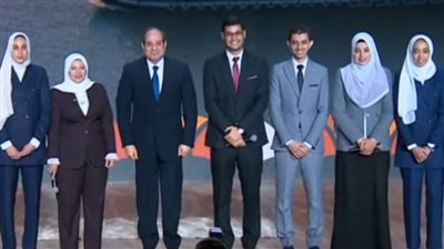 السيسي يلتقط صورة تذكارية مع عدد من شباب سوهاج