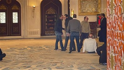 وصول الفنان طارق لطفي لتشييع جنازة والدته من مسجد الشرطة (فيديو وصور)