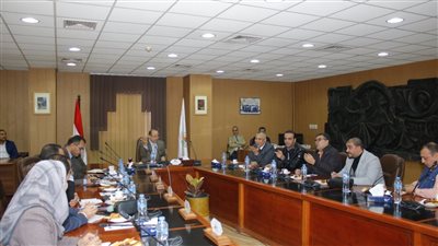 رئيس جامعة المنصورة يلتقي بوفد من رجال الأعمال ومستثمري المنطقة الصناعية لبحث التعاون المشترك