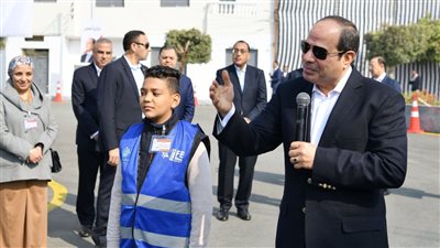  السيسي يتفقد قرية أم دومة بسوهاج.. ويفتتح مشروعات قومية.. ويؤكد رغم كل الصعاب سنمضي معا ليس فقط لعبور الأزمة ولكن لصناعة مستقبل باهر
