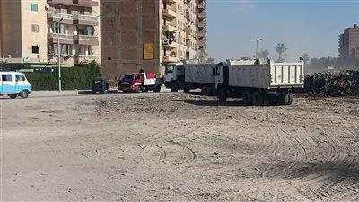 استمرار رفع مخلفات البناء والهدم في شارع حنفي أبو جبل بحلوان (صور)