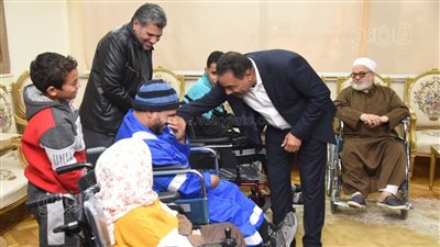 محافظ مطروح يسلم 10 كراسي متحركة للأكثر احتياجا من ذوي الهمم (صور) 