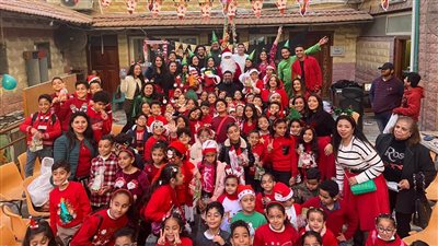 شباب كنيسة الأنبا بيشوي يرسمون الابتسامة بالبالونات في احتفالية للأطفال (فيديو وصور) 