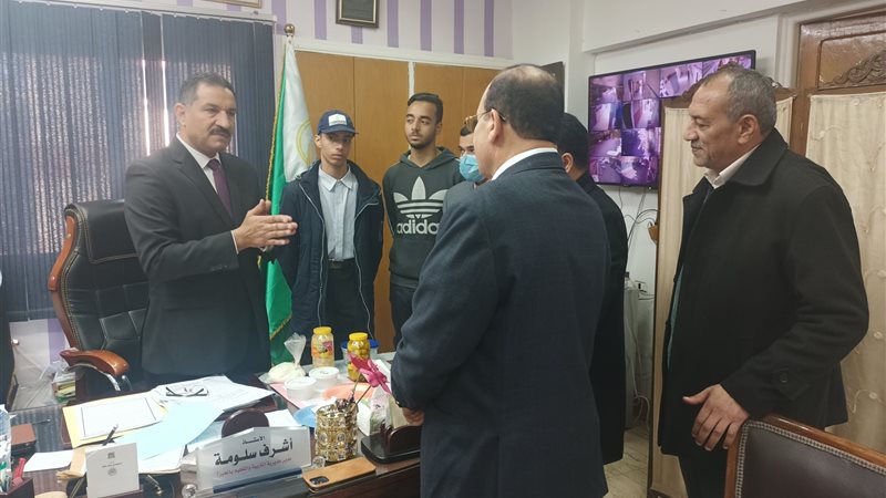 اشرف سلومة يفحص منتجات