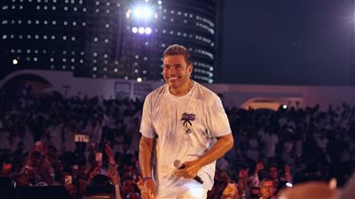 عمرو دياب يتصدر السوشيال ميديا بعد ظهوره بالحلق في بوستر قولي اسمي