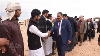 محافظ مطروح يتفقد تجمع البرمة الصحراوي شرق المدينة ويجتمع بالأهالي (صور)
