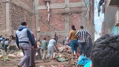 إصابة شخص في انهيار عقار بمنشأة القناطر (صور)