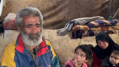 سوري ينفجر في البكاء لوفاة ابنه متجمدا أمام عينيه (فيديو)