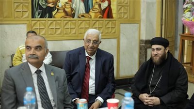 عيد الميلاد المجيد، رئيس حي الدقي يقدم الورود لأساقفة كنيسة العذراء مريم (صور)