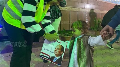 توزيع الهدايا على الأطفال أمام كنيسة السيدة العذراء بمطروح احتفالا بعيد الميلاد (صور)