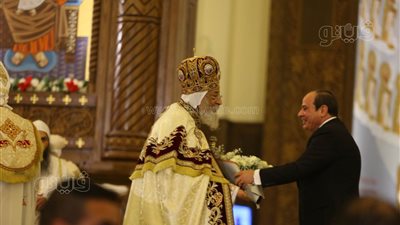 عيد الميلاد المجيد، السيسي يقدم باقة ورد للبابا تواضروس ويوجه رسالة قوية للأقباط