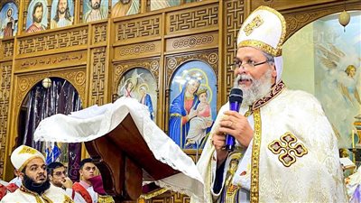 بدء قداس عيد الميلاد المجيد بكنيسة العذراء مريم في مطروح (صور)