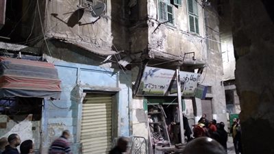 استخراج شخص من تحت أنقاض عقار منهار في الإسكندرية واستمرار البحث عن مفقودين