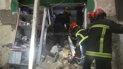 انتشال جثتين من تحت أنقاض عقار الجمرك المنهار (صور)