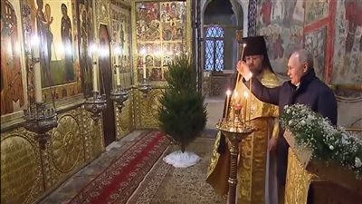 بوتين يحتفل بالبشارة في عيد الميلاد، وكييف تهنئه بالهاون (صور)