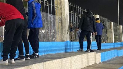 تركيب سلك معدني حول مركز شباب زايد بالإسماعيلية لمنع دخول الحيوانات (صور)