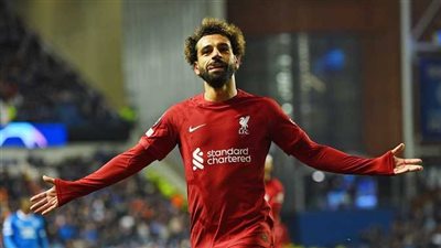 محمد صلاح يتسبب في نقل كاتب بريطاني للمستشفى 