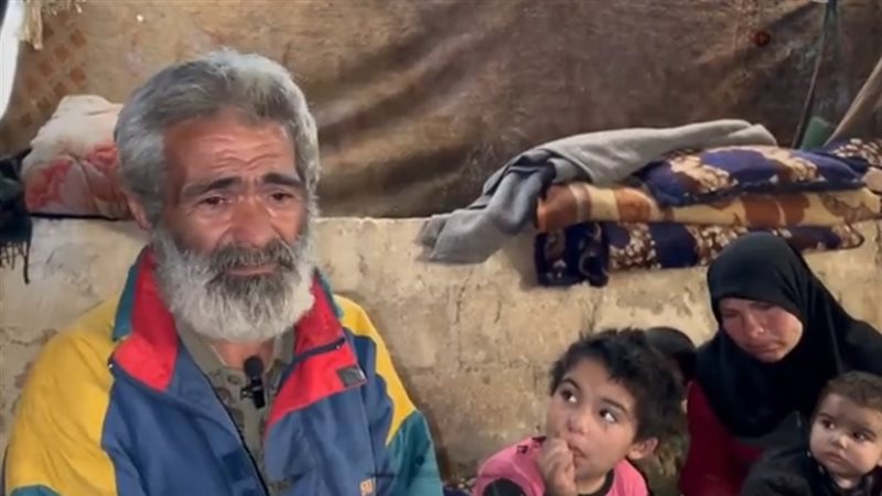 مسن سوري ينفجر باكيا