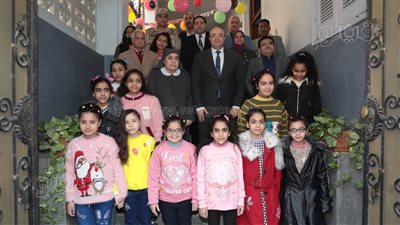 محافظ بني سويف يعيد على الأطفال الأيتام بدار صديقات الكتاب المقدس