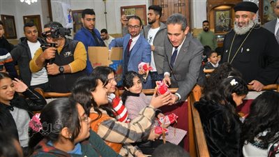 محافظ الغربية يقدم التهنئة بعيد الميلاد ويوزع الهدايا على الأطفال في كنيسة العذراء بسمنود (صور)