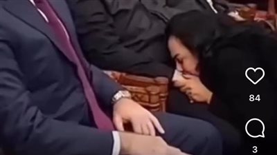 شاليمار تقبل يد جورج وسوف في عزاء نجلهما 