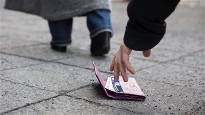 سيدة تستعيد محفظة فقدتها قبل 40 عامًا