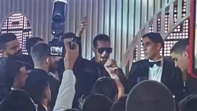 محمد رمضان يشعل أجواء حفل زفاف ابنة أخت شريهان (فيديو)