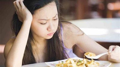 أسباب الغثيان والتقيؤ المفاجئ