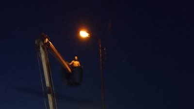 استمرار أعمال صيانة أعمدة الإنارة بمركزي القنطرة بالإسماعيلية (صور) 