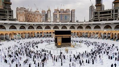 أفواج غفيرة من المعتمرين تؤدي المناسك في الجمعة الأولى من شهر رمضان ( فيديو)