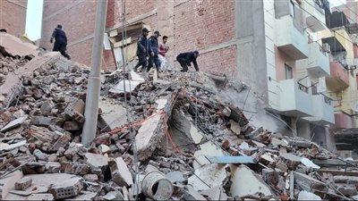 مكالمة هاتفية تنقذ مسنة بعد 10 ساعات تحت أنقاص عقار أسيوط المنهار