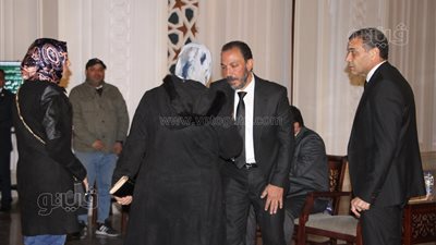 طارق لطفي يتلقى عزاء والدته في مسجد الشرطة وأحمد السقا أول الحضور  ( فيديو وصور)
