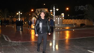 أمير كرارة يقدم العزاء في والدة طارق لطفي (فيديو )