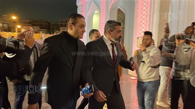 ياسر جلال يساند طارق لطفي في عزاء والدته (صور)