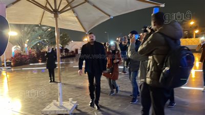 عمرو يوسف وأنوشكا ودنيا عبد العزيز في عزاء والدة طارق لطفي (فيديو وصور)