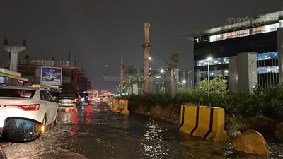 استمرار هطول الأمطار على التجمع والشوارع تغرق في المياه (فيديو)