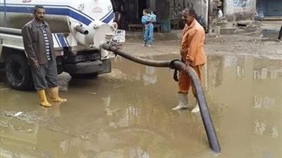 رئيس حي الدقي يقود حملات شفط تجمعات مياه الأمطار 