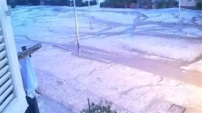 غطت الشوارع والميادين.. لحظة تساقط الثلوج بالعاشر في الشرقية (صور)