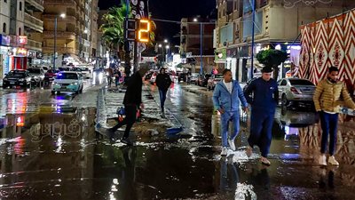 سقوط أمطار غزيرة وثلوج على مرسى مطروح.. والشوارع تغرق بالمياه (صور)