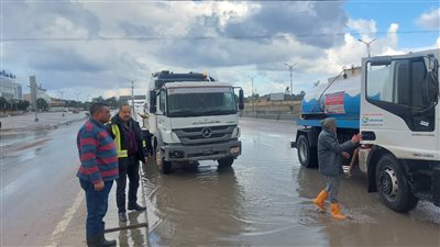 انتشار القيادات التنفيذية في شوارع الإسكندرية للتعامل مع مياه الأمطار 