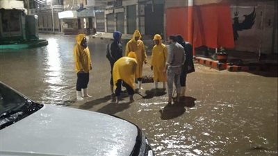 حالة الطقس، فرق التدخل السريع بشركة مياه القناة تواصل رفع مياه الأمطار (صور)