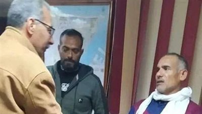  رئيس حي الشرق ببورسعيد يستقبل نباش القمامة بعد الاعتداء عليه (صور) 