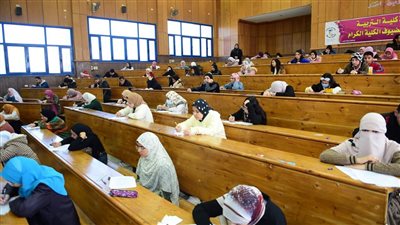 رئيس جامعة سوهاج يتابع سير أعمال امتحانات الفصل الدراسي الأول 