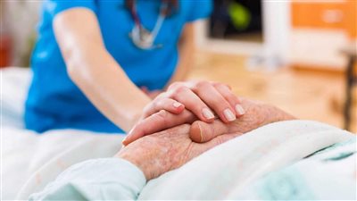 تفسير حلم رؤية الأم المتوفية في المنام وعلاقتها بالخير والرزق الوفير 