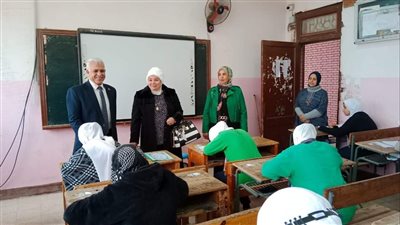 وكيل تعليم القاهرة يتابع سير امتحان الجبر واللغة الإنجليزية لصفوف النقل 