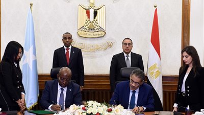 رئيسا وزراء مصر والصومال يشهدان توقيع اتفاق لتعزيز التعاون في المجال الإعلامي 