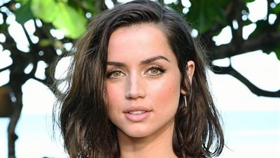 آنا دي أرماس تقدم أحد جوائز جولدن جلوب في نسخته الثمانين