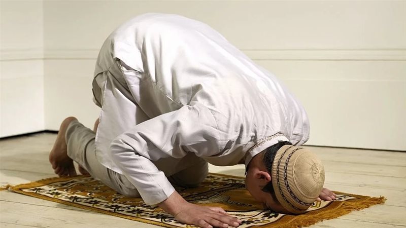 حكم الصلاة متلثما،
