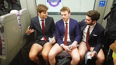 يوم السراويل، سكان بريطانيا يتحدون الشتاء ويتجولون في الشوارع بدون بناطيل (صور)